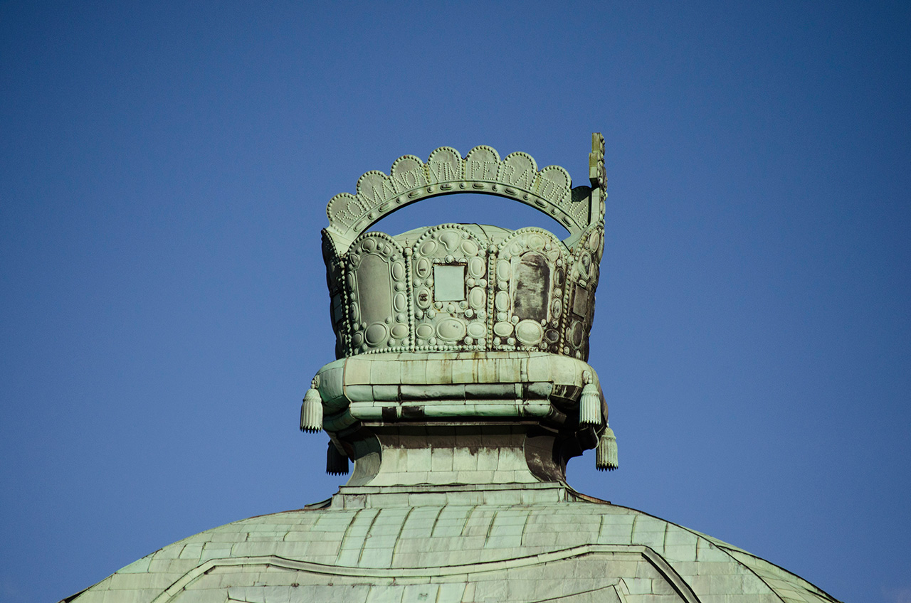 The imperial crown on the dome